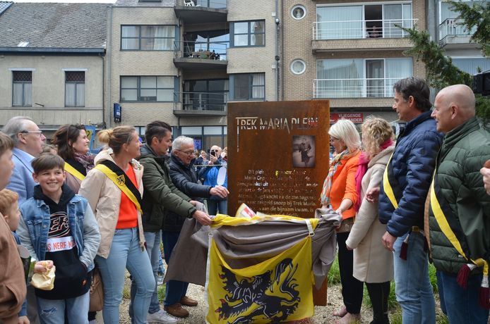 De officiële inhuldiging van het Trek Maria-plein in Denderhoutem.