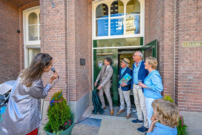 Het Schoolkwartier wordt geopend door burgemeester Bernd Roks. Naast hem kijken Cor Koopmans, Paul Buijs en zijn vrouw toe. Dochter Sofie Koopmans telt aan de microfoon af.