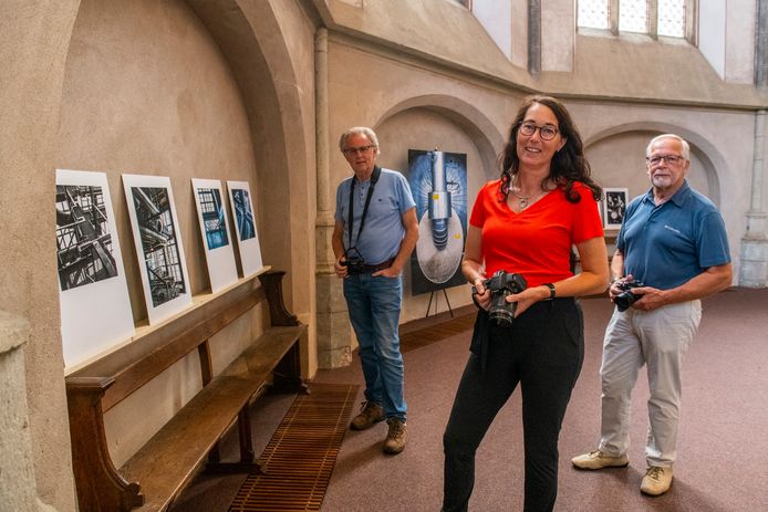 Fotoclub Zwolle exposeert in de Grote Kerk van Zwolle met beelden van de inmiddels verdwenen IJsselcentrale. Van links naar rechts leden Henny Elbrink, Margriet Hekkert en Ferdinand de Groot.