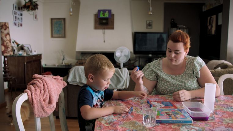 Lucinda: ‘Ik stond voor de keuze: los ik de huur af of betaal ik de elektriciteit? Zorg ik dat mijn kind zich kan wassen met warm water of betaal ik de deurwaarder?’ Beeld © VRT