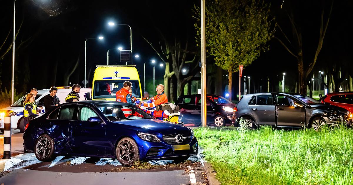 Automobilist verleent geen voorrang aan andere auto en veroorzaakt botsing in Tilburg.