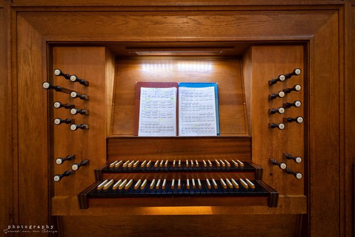 Het Leeuwenbergh-orgel, de speeltafel met bladmuziek.