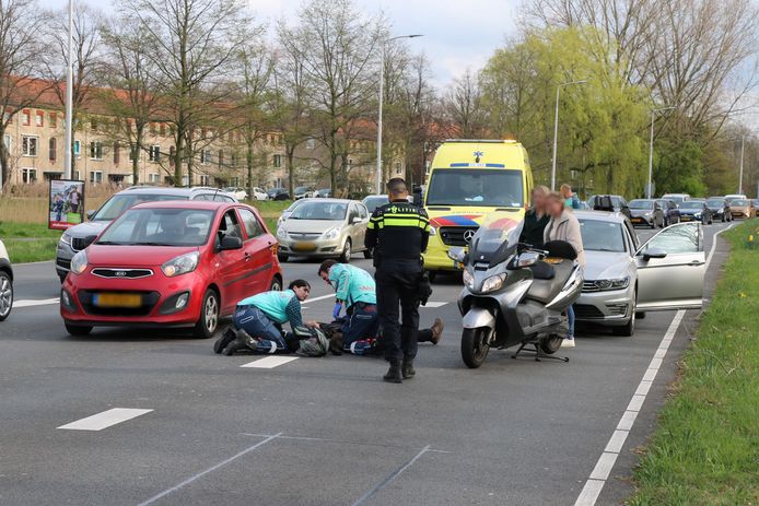 Woensdagmiddag heeft er een kop-staartbotsing plaatsgevonden tussen een motorscooter en een auto op de Prinses Beatrixlaan in Delft.