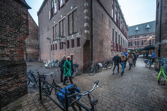 Het incident tussen Younes en de pizzakoerier vond plaats in een van de steegjes net achter het Bethlehemkerkplein in Zwolle.