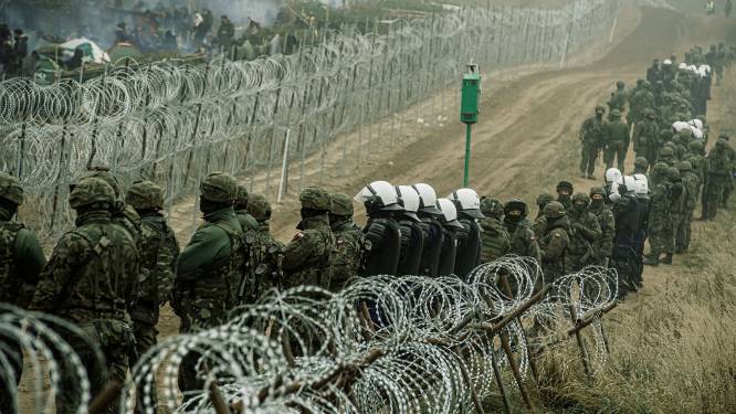 Tientallen migranten doorbreken Poolse barricade aan grens met Belarus