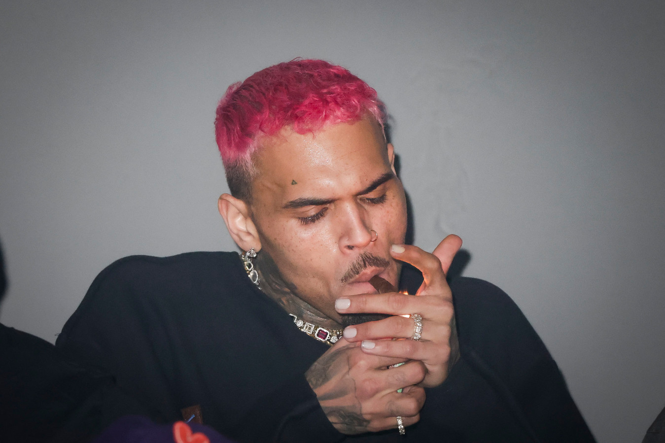 Chris Brown 24 Fevrier Paris Chris Brown surpris en train de fumer en boîte à Bruxelles: un p-v pourrait  lui être envoyé | Foto | 7sur7.be