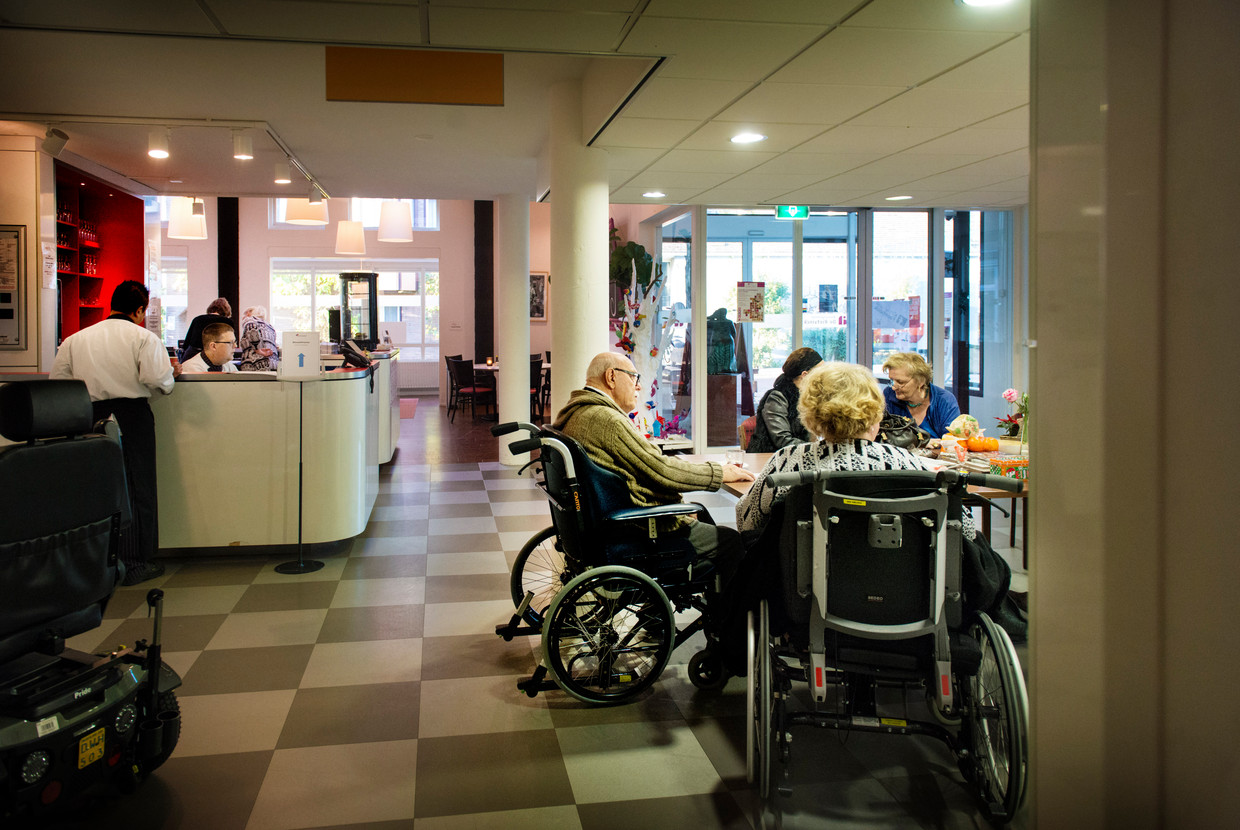 Ouderen wachten steeds langer om naar verzorgingstehuizen te trekken. Beeld Eric de Mildt