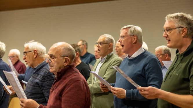 Commissaris van de Koning in Overijssel zingt mee tijdens repetitieavond Christelijk Mannenkoor Staphorst
