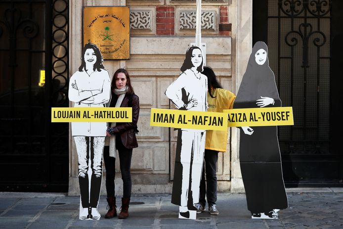 Demonstranten van Amnesty International hielden op internationale Vrouwendag (8 maart) borden op met silhouetten van de gevangen Saoedische activistes Loujain al-Hathloul, Eman al-Nafjan and Aziza al-Yousef, bij de Saoedische ambassade in Parijs.