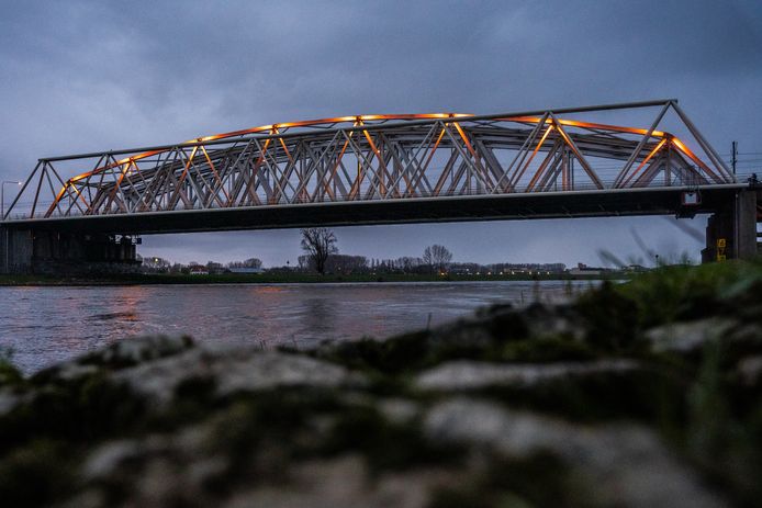 De sfeervol verlichte Westervoortsebrug, de verbinding tussen de gemeenten Arnhem en Westervoort.