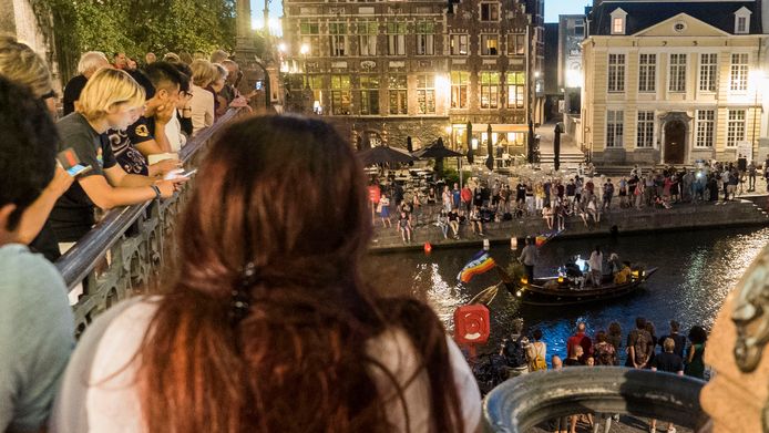 In Gent hebben honderden vredesactivisten zondagavond de kernaanval op Hiroshima en Nagasaki herdacht.