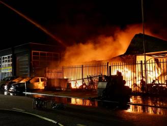 Beelden tonen hoe brand bij autobedrijf in Roosendaal wordt aangestoken, politie zoekt verdachte