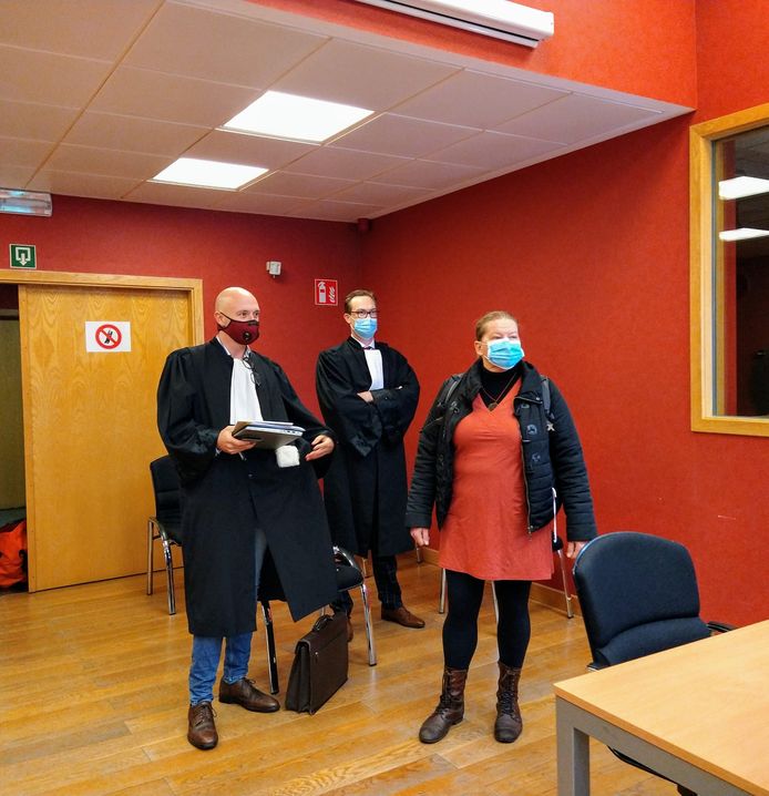 Verzoekster Karin Verelst en advocaat Rikkert Schoofs (links) in de zittingszaal.