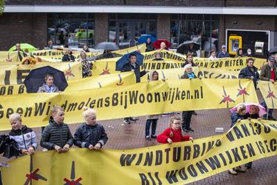 Borne kan windturbines op eigen grond niet langer uitsluiten, maar geeft zich niet zo maar gewonnen
