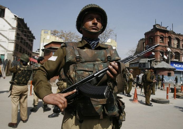 Een soldaat bewaakt de straten van Kasjmir.