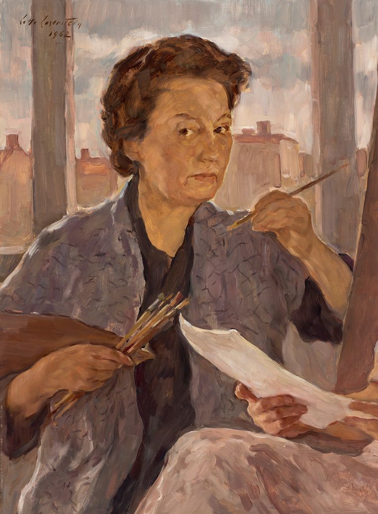 Zelfportret van Lotte Laserstein uit 1962; ‘Selbstportrait mit Palette und Pinsel mit angeschnittener Figur’. 
Olieverf op hardboard. Beeld Tefaf/ Galerie Ludorff