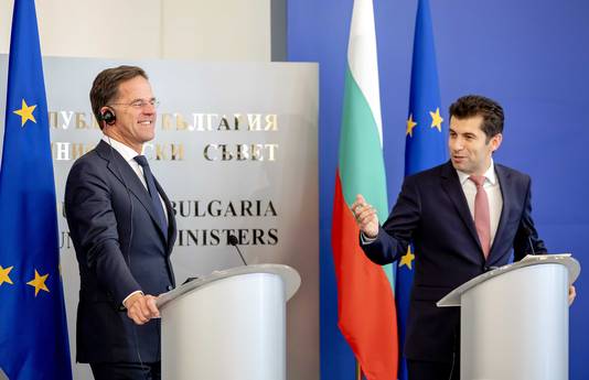 Nederlands Minister-president Mark Rutte samen met de Bulgaarse minister-president Kiril Petkov tijdens een persconferentie na afloop van hun ontmoeting.