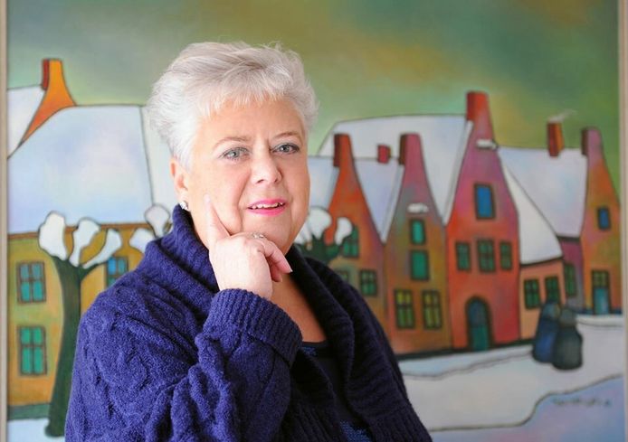 Ingrid Tieland voor een schilderij van haar vader.
