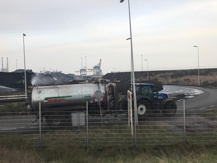 Incident bij Tata Steel: waterkanon blaast fotograferende kunstenaars van duin