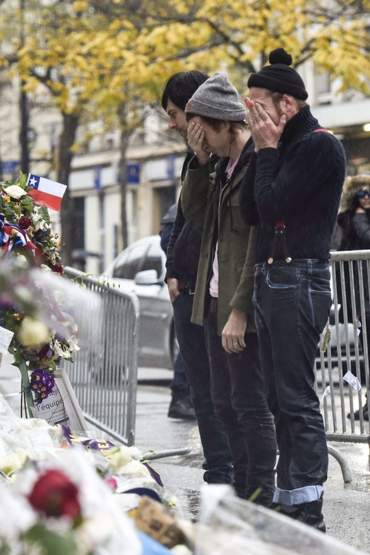 De bandleden van 'Eagles of Death Metal' aan de Bataclan. Beeld PHOTO_NEWS