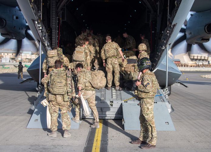 De laatste Britse militairen hebben Afghanistan per vliegtuig verlaten. (28/08/2021)
