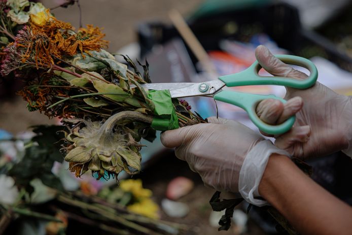 Vrijwilligers halen bloemen voor de Queen weg uit Londense parken.