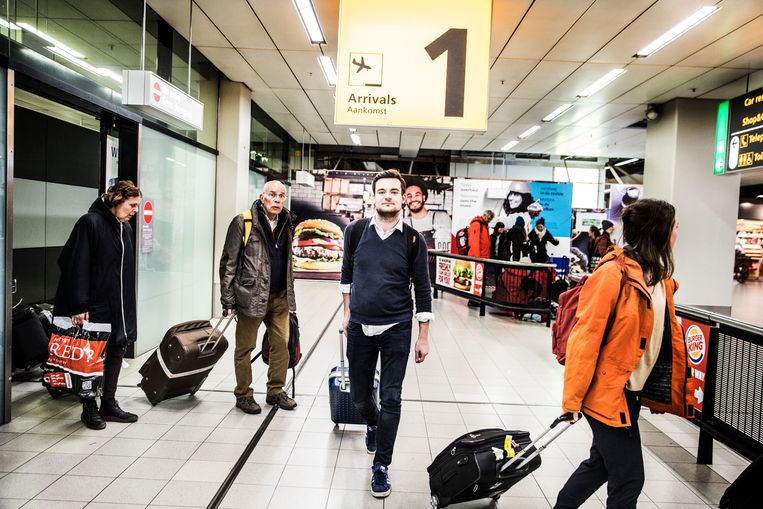 Dion Mebius / met de trein naar Barcelona en terug met het vliegtuig naar Amsterdam / Schiphol / Arrivals / Aankomst / Reiziger / vliegveld Beeld Aurélie Geurts