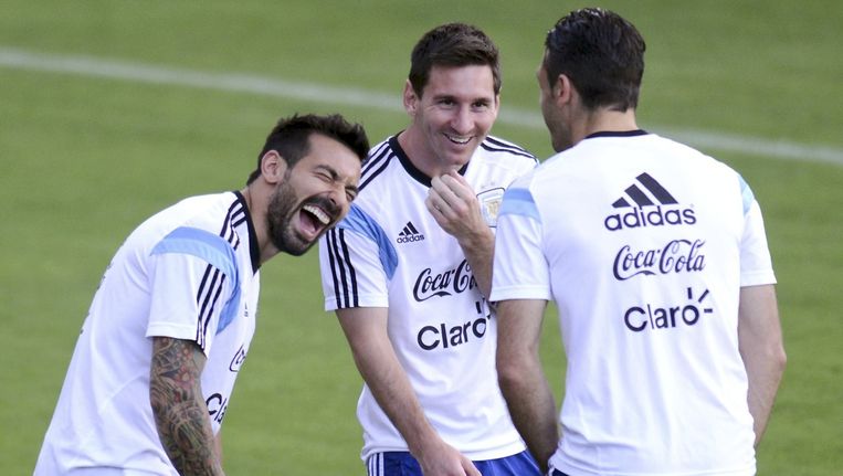 Lionel Messi (midden) dolt met zijn ploeggenoten tijdens een training van de nationale ploeg van Argentinië. Beeld REUTERS