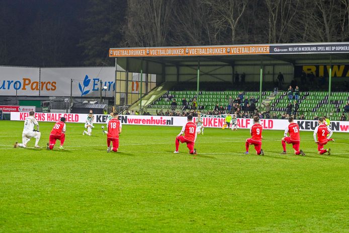 Spelers van FC Dordrecht en MVV maken gezamenlijk een statement tegen racisme.