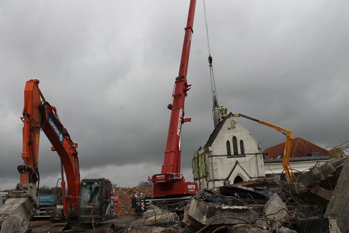 De ontmanteling van het torentje van de kapel bij de Heilige Familieschool.