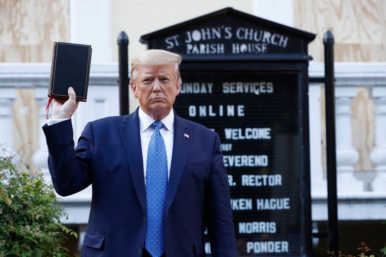 Het fotomoment waarmee Donald Trump veel kritiek oogstte. Beeld AP