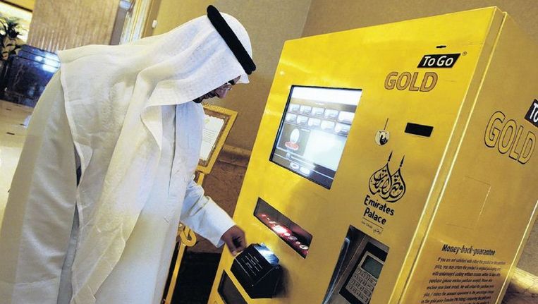 Waar de meeste mensen geld uit de muur halen, kunnen bezoekers bij deze goud beslagen automaat in het Emirates Palace hotel in Aboe Dhabi terecht voor goud in 'coupures' van 1, 5, 10 gram, of 1 troy ounce (31.1034768 gram). Beeld reuters
