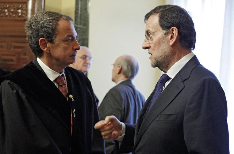 De socialistische Zapatero (l) moest de macht overdragen aan de conservatieve Rajoy. Beeld reuters