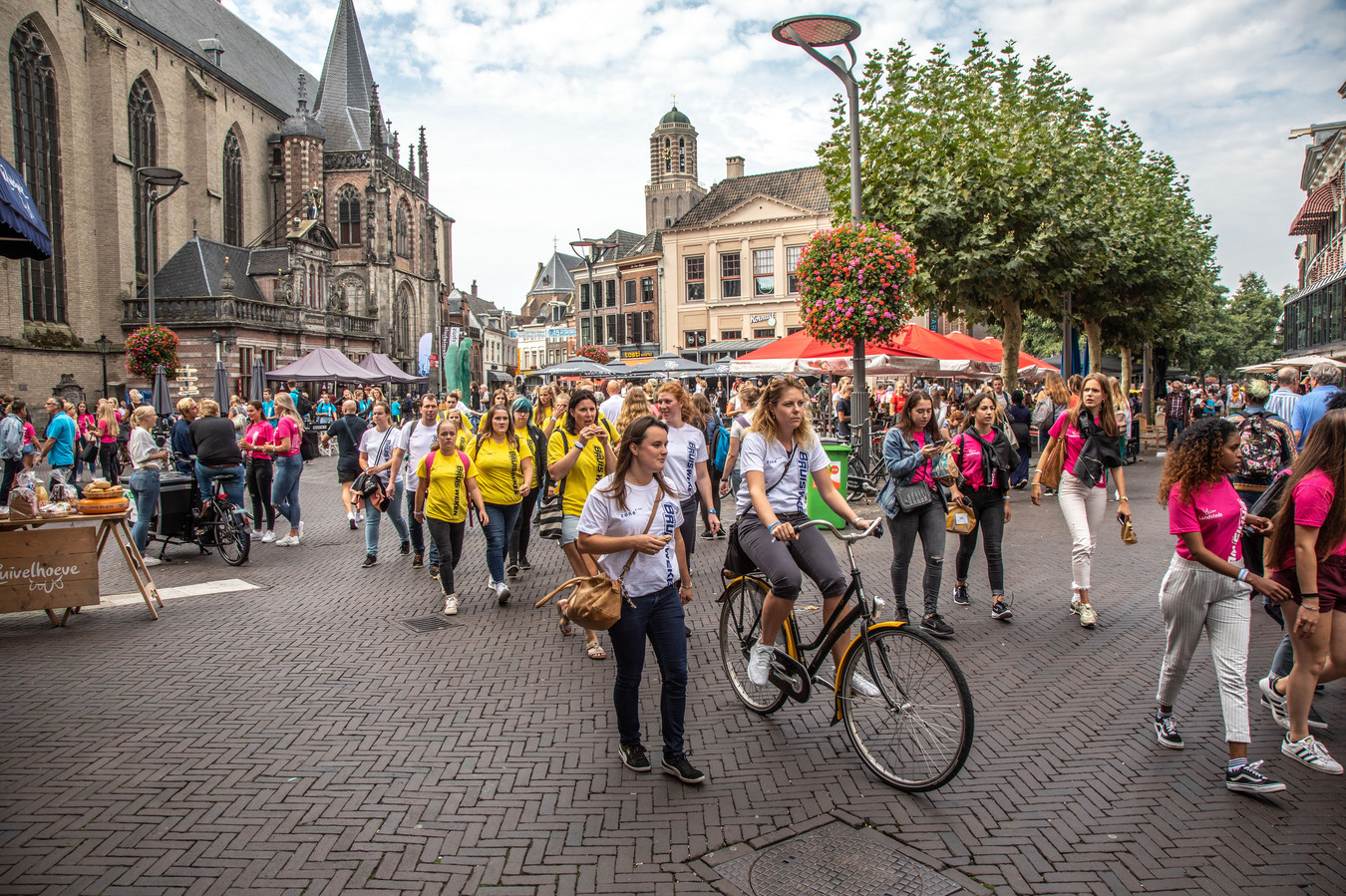 Net zoals tijdens de Bruisweek in 2018 gaan studenten - van hbo en mbo - dit jaar wel weer de binnenstad van Zwolle in.