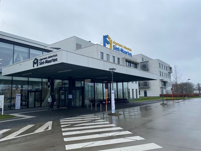 MECHELEN - De hoofdingang van het Algemeen Ziekenhuis Sint-Maarten