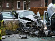 Zwaar ongeluk in Woerden: brandweer bevrijdt slachtoffer uit auto 