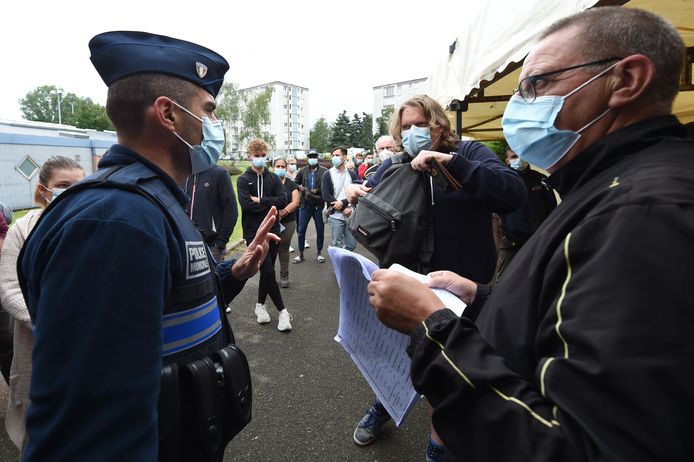 Un agent de police procède aux vérifications d'usage devant un centre de vaccination (archive d'illustration, 13 juillet 2021, Nogent-le-Rotrou, Eure-et-Loir, France)