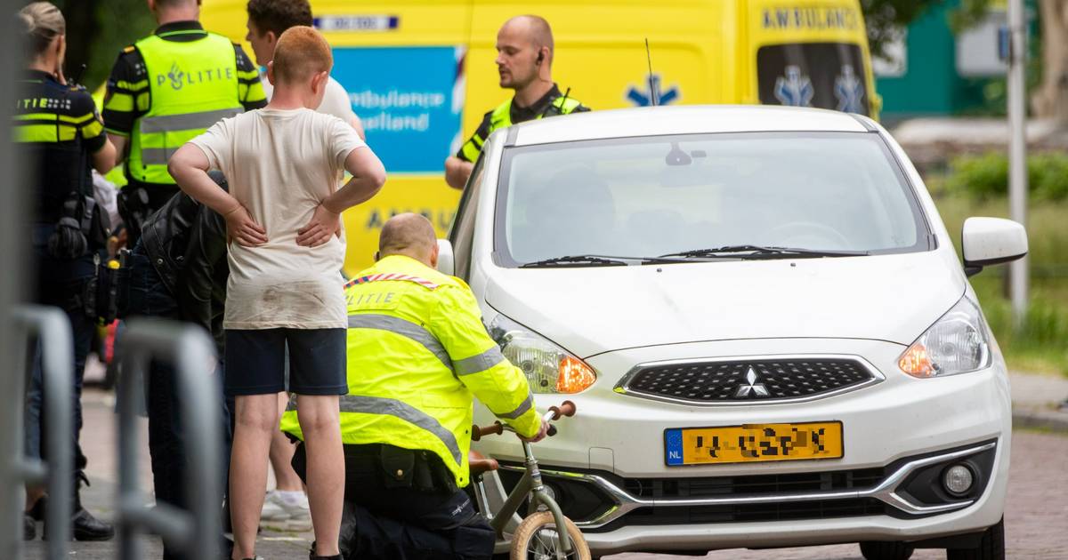 Kind op loopfietsje botst op auto: met spoed naar ziekenhuis | 112 nieuws Zwolle