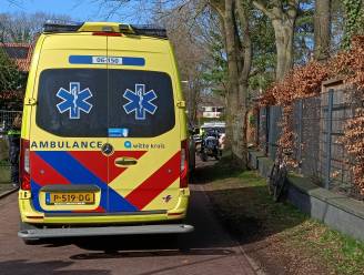 Fietser belandt op voorruit van auto, raakt gewond aan hoofd in Doetinchem