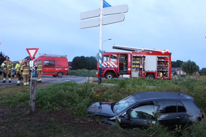 De auto raakte van de weg en kwam in een greppel tot stilstand.