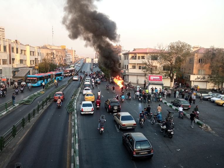 Archiefbeeld oktober 2022. In Iran vinden al sinds midden september aanhoudende protesten plaats, na de dood van de 22-jarige Mahsa Amini.  Beeld AP