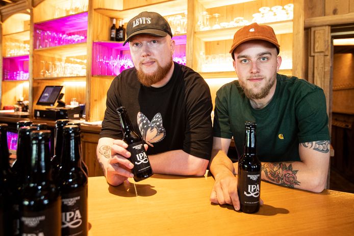 Jeugdvrienden Kelvin Bolink, ook bekend als dj Pyrodox (links) en Jasper Ponsteen hebben hun eerste biertje uitgebracht: Bengel.
