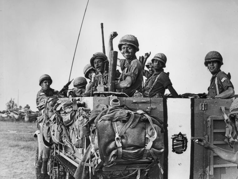 Lachende Israëlische militairen in een legertruck in 1967, tijdens de zesdaagse oorlog.  Beeld Getty