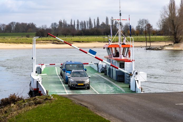 De veerpont tussen Huissen en Loo over de Nederrijn.