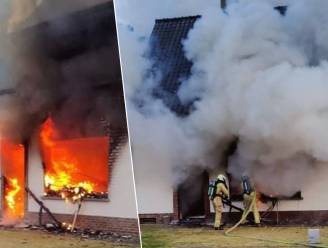 Korte maar felle brand vernielt huurwoning in De Riemeers, bewoonster met rookintoxicatie naar ziekenhuis
