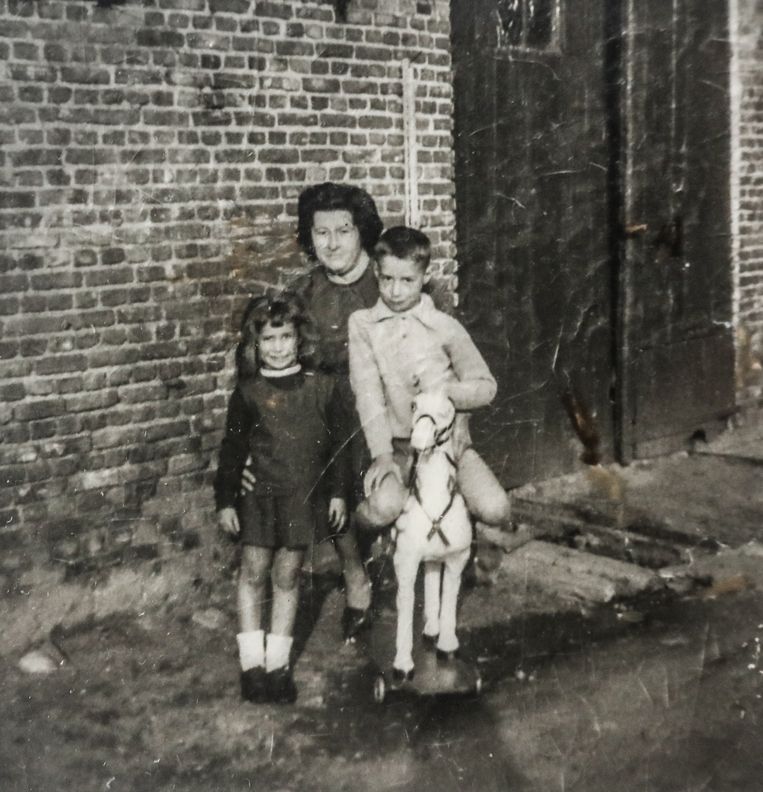 Met zijn moeder en zijn zus Mia. ‘Toen ik nog tamelijk jong was, heeft mijn moeder me laten beloven dat ik nooit een vrouw zou slaan. Met die belofte in mijn achterhoofd heb ik het nooit gedaan.’ Beeld Photonews