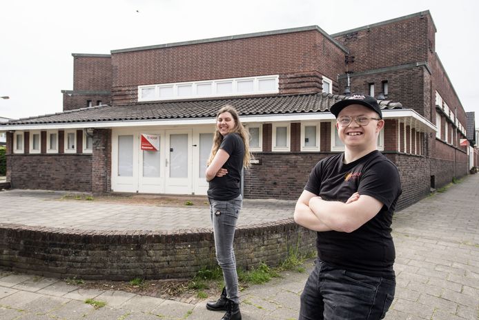 Kamak-acteurs Joeri (rechts) en Ayle bij de voormalige Stork-bibliotheek aan de Vondelstraat.