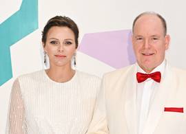 Charlene van Monaco bezoekt een gala in deze sprookjesjurk