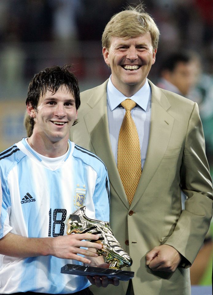 Lionel Messi poseert met kroonprins Willem-Alexander met de Gouden Schoen. Messi kreeg de prijs uitgereikt in Utrecht als topscorer en meest talentvolle voetballer van het jeugd-WK in 2005.