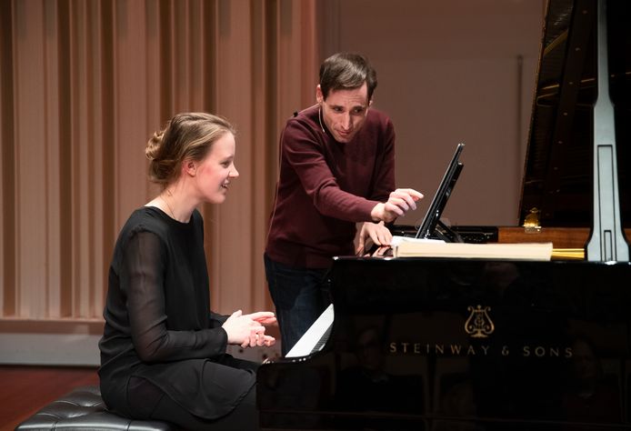 Meesterpianist Boris Giltburg geeft aanwijzingen aan Alexandra Kaptein tijdens een openbare masterclass in het Muziekgebouw.